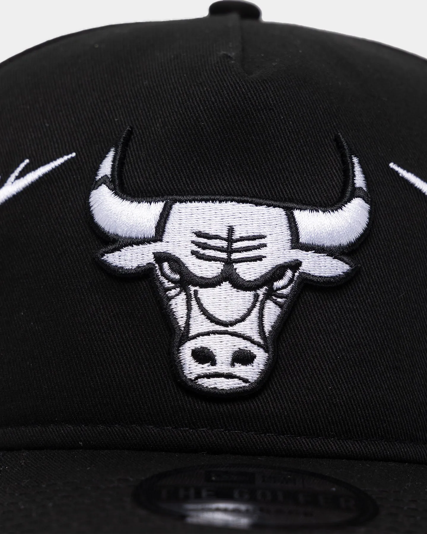 New Era Chicago Bulls 'Twisted Thorns' Golfer Pre-Curved Snapback Black