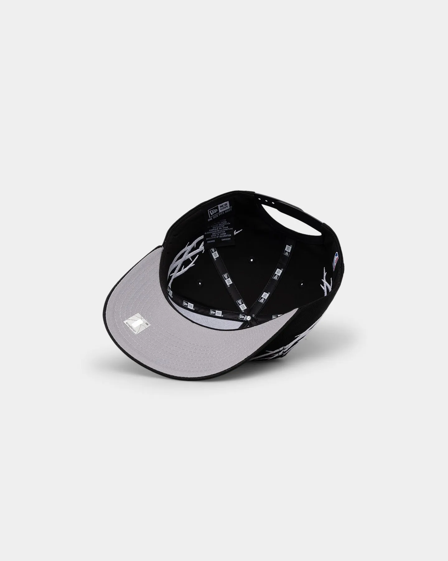 New Era Chicago Bulls 'Twisted Thorns' Golfer Pre-Curved Snapback Black